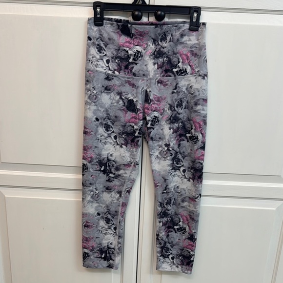 lululemon athletica Pants - Lululemon Leggings Pink and Gray Cropped. Size 4 or 6, sporty